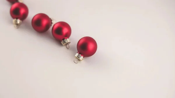 Kerst Nieuwjaarsconcept Kleine Rode Ballen Vrije Ruimte Voor Tekst — Stockfoto