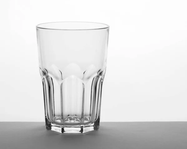 Facetterat Stort Glas Med Räfflade Sidor Tomma Glas Bordet Vit — Stockfoto