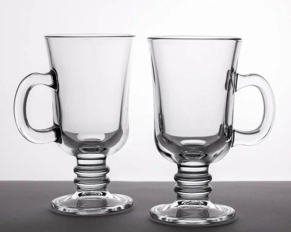 黒と白の2つの空のガラスカップ コーヒーやカクテルのための道具 — ストック写真