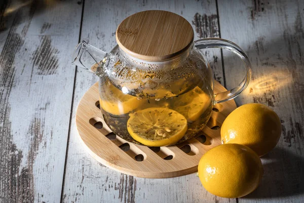 Bitkisel limon çayı, çay ve limonlu çaydanlık.