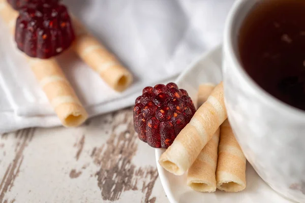 Tea Fincsi Málnás Lekváros Édességgel Ostyás Tekercsekkel — Stock Fotó