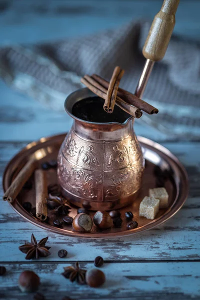 Kahve hala hayat, arka planda kahve ve doğal ışıklandırma ve mavi gölgeler.