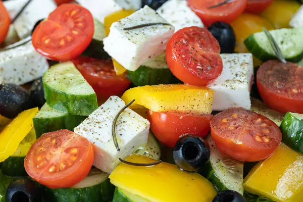 Biberiye ve baharatlı Yunan salatası. Salata malzemesi konsepti.