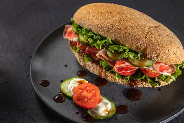 Taze jambonlu jambonlu sandviç krem peynirli, marullu, domatesli ve salatalıklı sandviç teriyaki soslu sandviç, metin için fotokopi alanı olan üst manzara.