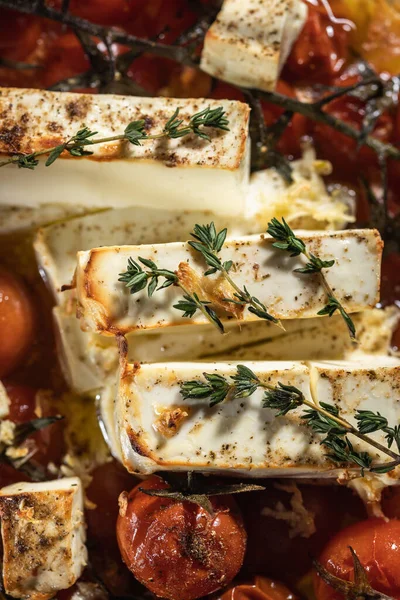 Fırında pişirilmiş ev yapımı feta makarna, fırında vişneli domates ve zeytinyağı, sarımsak ve kekik ile feta peyniri, tiktok trend makarnası, dikey 