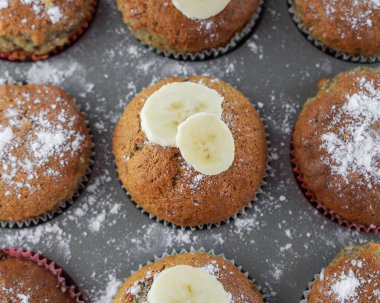 Pişirme arka planı, ev yapımı muzlu kek ve gri kabartma kalıbı.