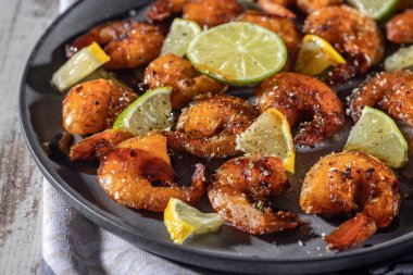 Sarımsaklı, limonlu ve otlu ızgara karides.