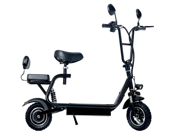 Koltuğu ve bagajı beyaz arka planda izole edilmiş rahat elektrikli scooter.