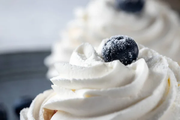 Ev yapımı Pavlova mini keki, yumuşak seçici odak, pastane arkaplanı
