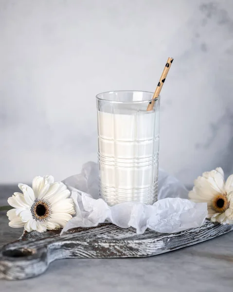 Čerstvé Mléko Jogurt Nápoj Skle Staré Dřevěné Desce Šedém Venkovském — Stock fotografie