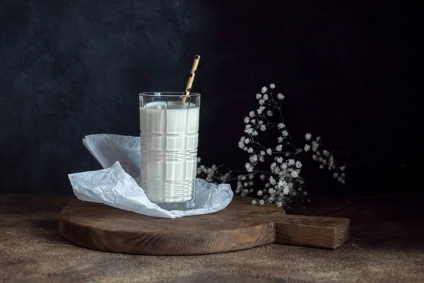 Ein Glas Milch Mit Trinkhalm Auf Altem Braunem Holzbrett Auf — Stockfoto