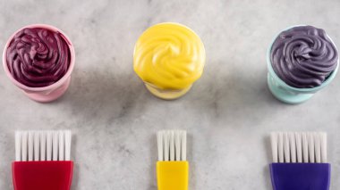 Saç örnekleri ve gri arka planda fırçalar, kuaför aletleri.