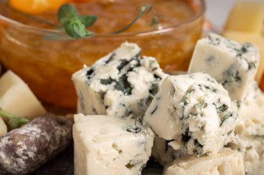 Dorblu peynirli ve zencefil soslu peynir tabağı yakın plan, peynir tabağı arka plan, seçici odak