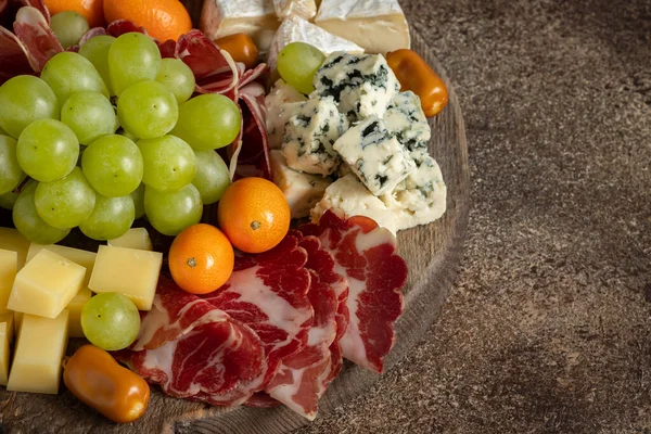 Placa Charcutaria Com Diferentes Tipos Queijo Uva Cominho Geléia Gengibre — Fotografia de Stock