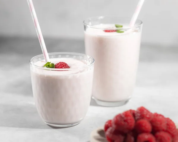 Sağlıklı vitamin kahvaltısı konsepti, ahududulu süt yoğurdu kokteyli.