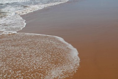 Çöldeki kumsalda dalgalar