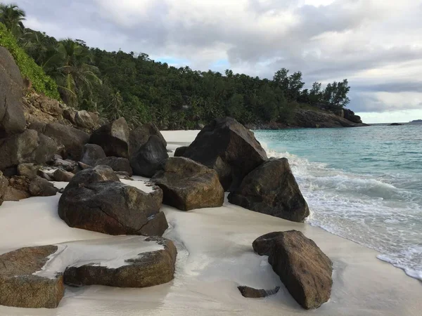 Dia Ensolarado Uma Praia Deserto Seychelles — Fotografia de Stock
