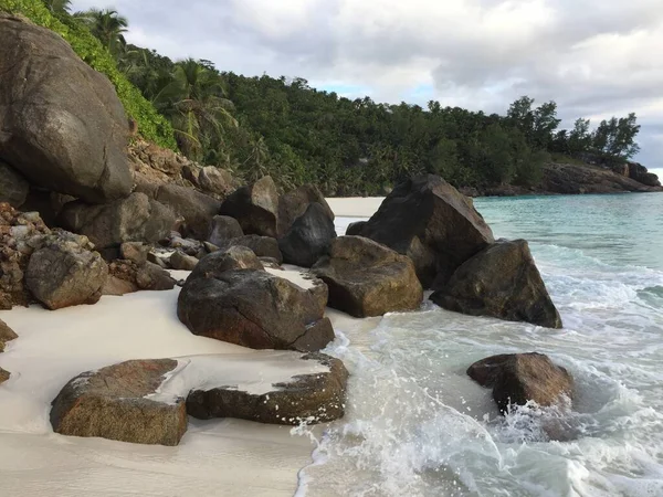 Dia Ensolarado Uma Praia Deserto Seychelles — Fotografia de Stock