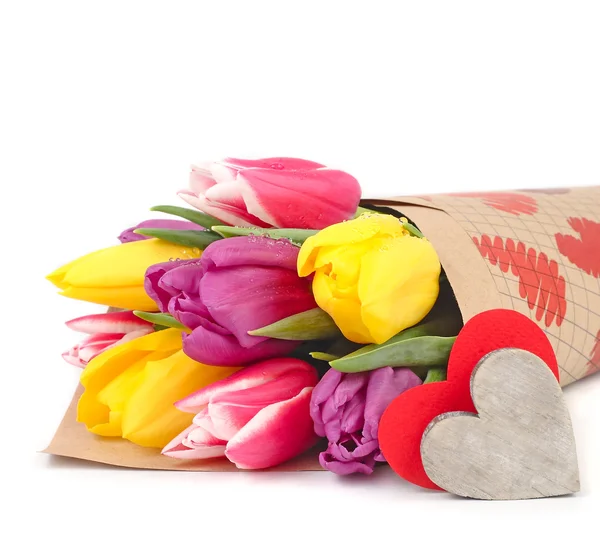 Voorjaar helder tulpen en hart op een witte achtergrond met de plaats van de tekst. — Stockfoto