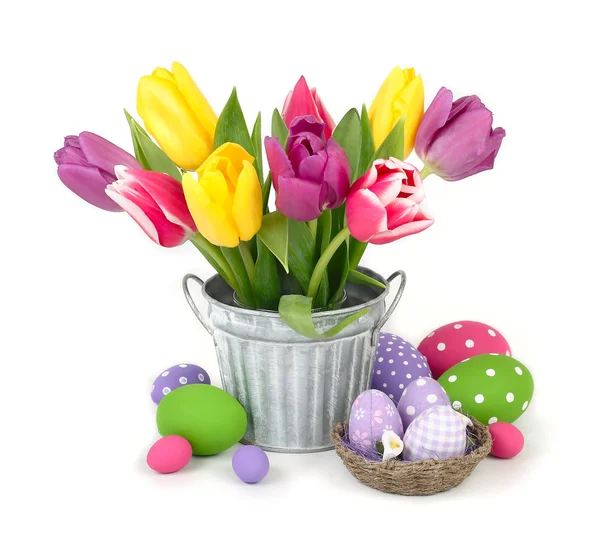 Primavera tulipas brilhantes e ovos de Páscoa em um fundo branco . — Fotografia de Stock