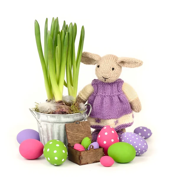 Hyacinth em um balde, ovos de Páscoa e um coelho em um fundo branco. Um fundo de Páscoa com espaço para o texto . — Fotografia de Stock