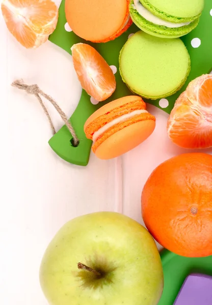 橙色和绿色的杏仁饼、 苹果和橘子白色木制背景与文本的空间上。美味的早餐。顶视图. — 图库照片