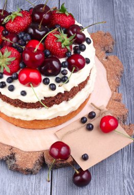 Yaz kek mascarpone krema ile ve ahşap arka plan üzerinde taze çilek ile.