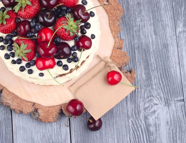 Sommertorte mit Sahne aus Mascarpone und frischen Beeren auf Holzgrund. — Stockfoto