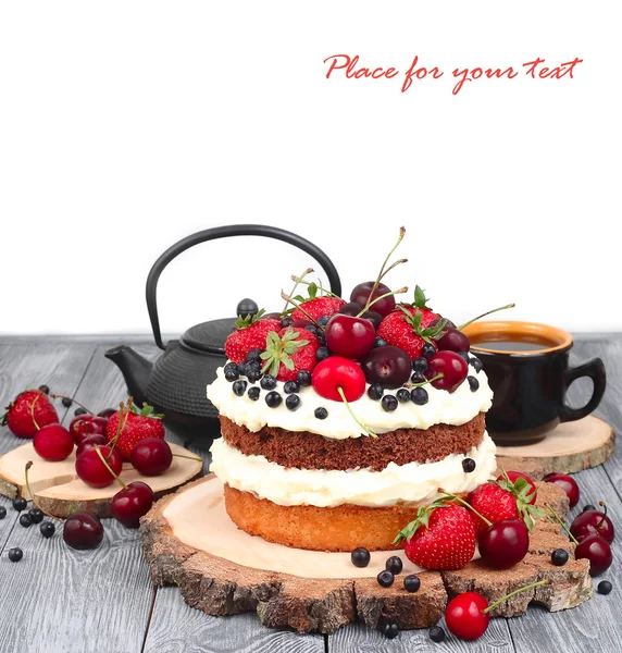 Sommer-Keks-Kuchen mit Mascarpone-Creme und frischen Beeren auf Holzgrund. — Stockfoto