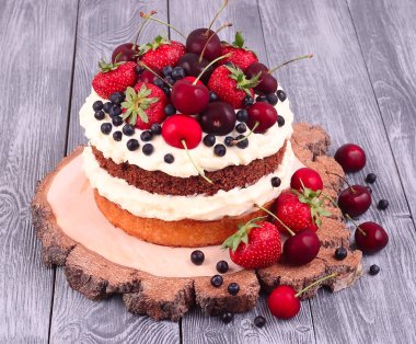 Yaz bisküvi Pasta krema mascarpone ve ahşap arka plan üzerinde taze çilek ile. 