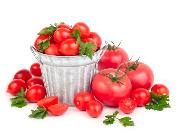 Pomodori freschi e pomodorini in un secchio su sfondo bianco con spazio per il testo . — Foto Stock