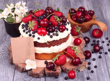        Yaz bisküvi çıplak Pasta krema mascarpone ve gri bir ahşap zemin üzerine taze çilek ile. 