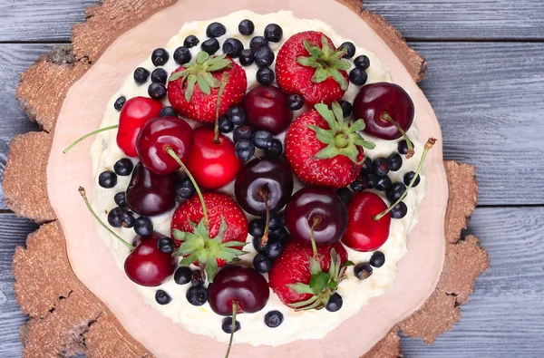 Sommer-Keks-Nackttorte mit Mascarpone-Creme und frischen Beeren auf grauem Holzgrund. Ansicht von oben. — Stockfoto