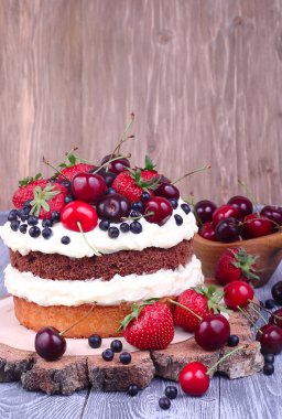  Taze meyveleri ve mascarpone krema ile ahşap bir arka plan üzerinde pazarlık çıplak yaz bisküvi.