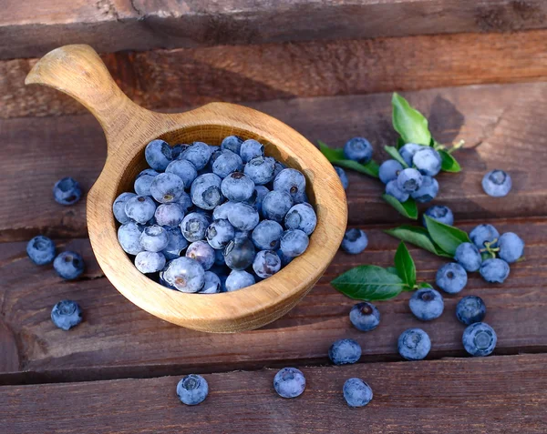 Garden blueberry on a wooden background. — Stock Photo, Image