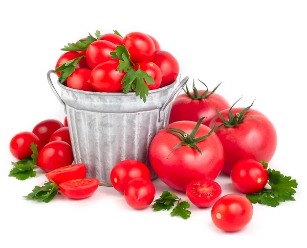 Pomodori freschi in un secchio su sfondo bianco con spazio per il testo . — Foto Stock