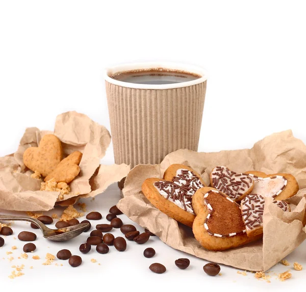 Café caliente fragante en un vaso y galletas caseras en forma de corazones sobre un fondo blanco con espacio para el texto . — Foto de Stock