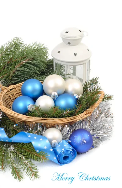 Weihnachten Hintergrund mit blauen und silbernen Weihnachtskugeln. — Stockfoto