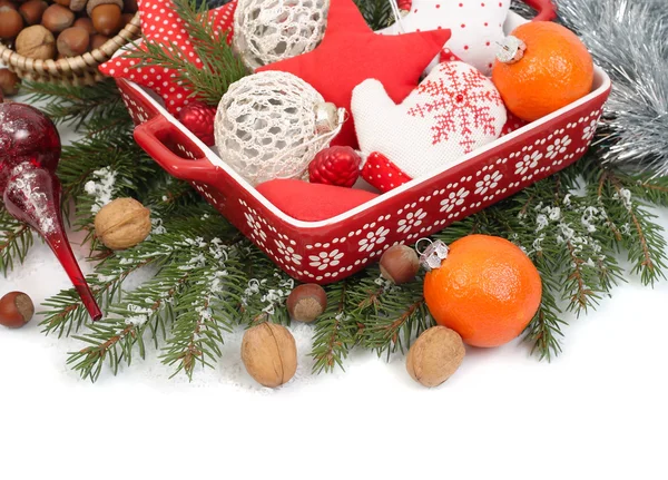 Vánoční pozadí s textilní šperky a ořechy. — Stock fotografie