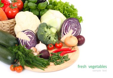 Beyaz arka planda taze sebzeler.