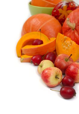 Kabak ve beyaz bir arka plan üzerinde küçük elma.