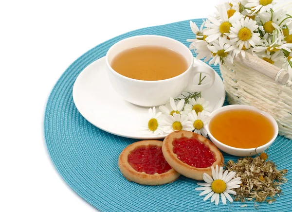 Chá de camomila em um guardanapo azul em um fundo branco . — Fotografia de Stock