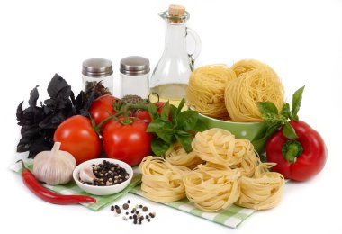 Makarna ve ahşap arka plan üzerinde taze sebze.