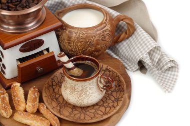 Fincan kahve ve beyaz zemin üzerine Kahve değirmeni.