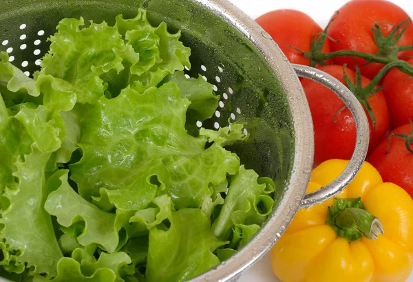 Verduras frescas en un colador sobre un fondo blanco . —  Fotos de Stock