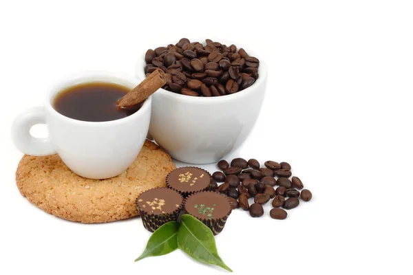 Taza de café sobre galletas de avena sobre un fondo blanco . — Foto de Stock