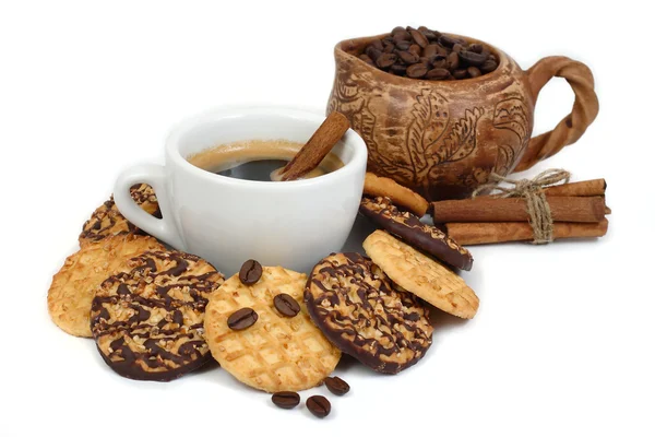Tasse Kaffee und Kekse auf weißem Hintergrund. — Stockfoto