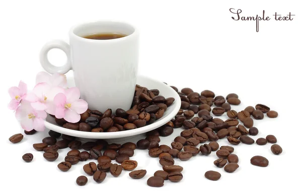 Kopje koffie op koffie korrels op een witte achtergrond. — Stockfoto