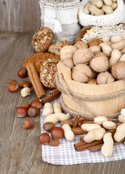 Noten op een houten achtergrond. — Stockfoto