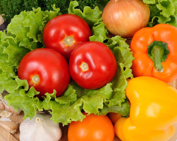 свежие овощи на белом фоне.